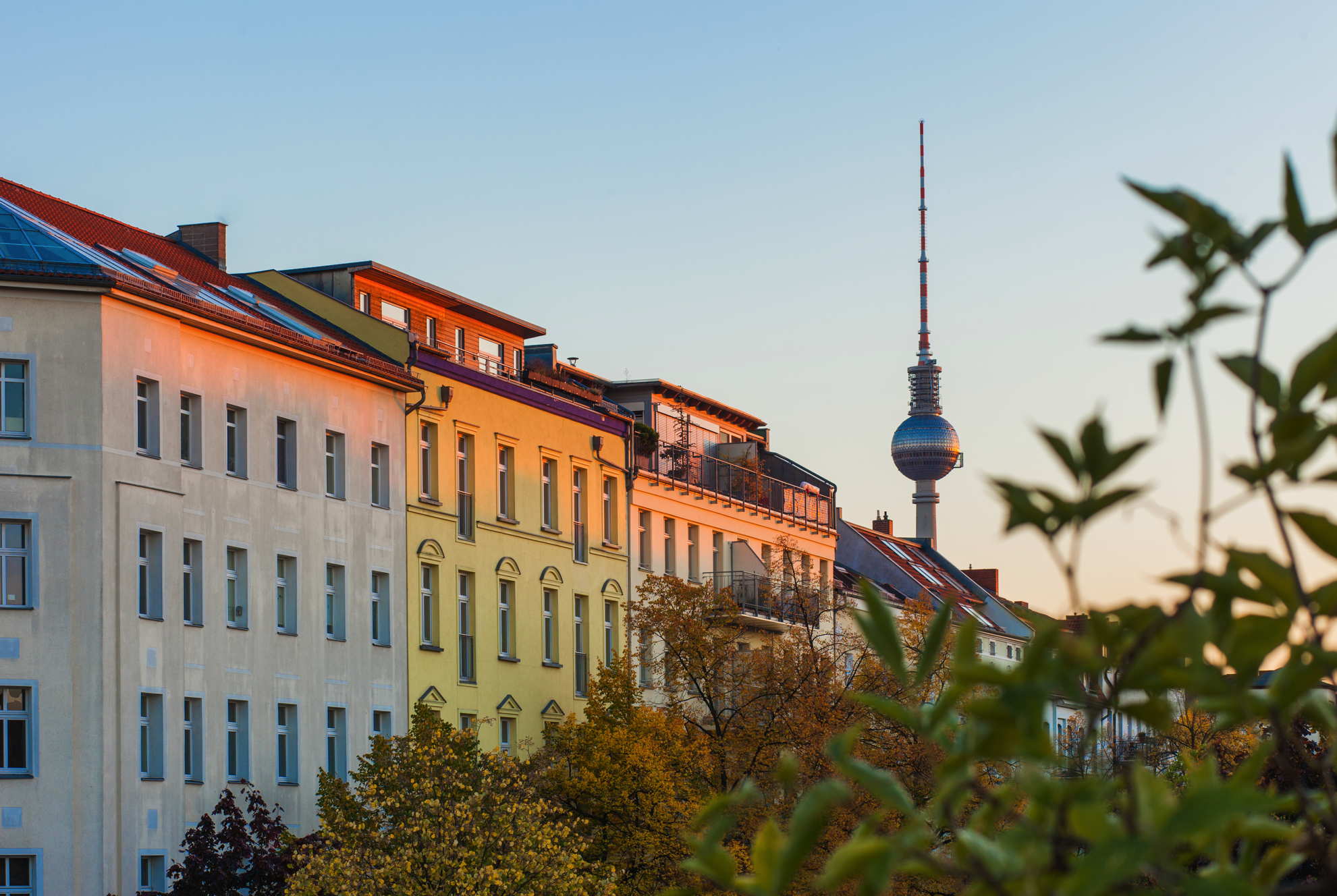 Bild einer Straße in Berlin mit Fernsehturm im Hintergrund